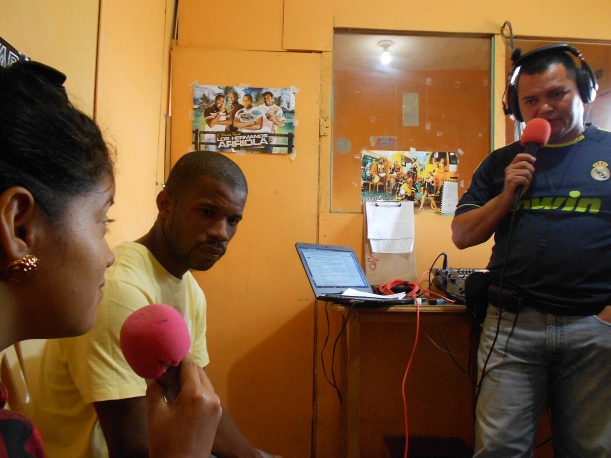 Participants presented programs during the news hour of Marvin Bombadilla on Estero Islas in Trujillo.